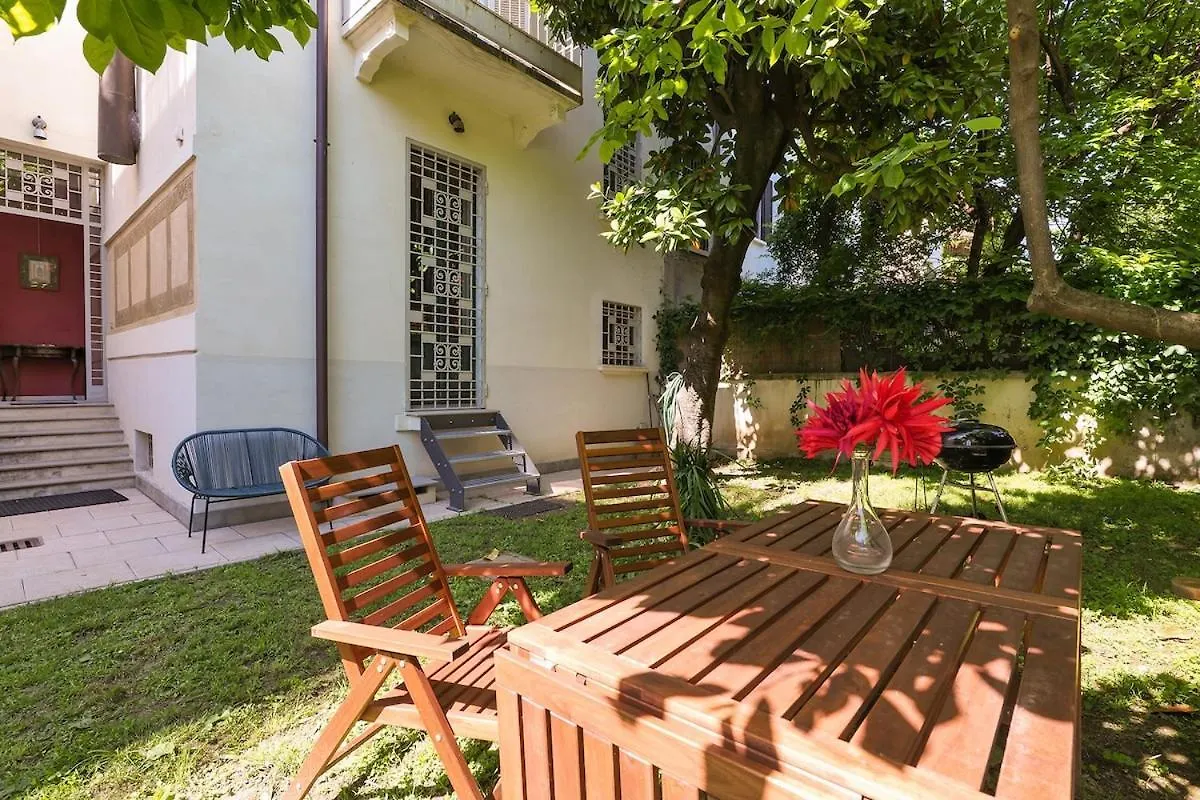 Charming Liberty-Style Villa With Garden And Parking Near City Life Milano Italien